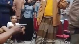 Warga menggiring dua oknum polisi di balai desa Petubg, Panceng, Gresik, Minggu malam 16 Agustus 2026. Foto: Instagram@gresiksumpek.id