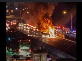 Kecelakaan tragis terjadi di tol SUMO, Brio hantam truk pengangkut gas alan cair bertekanan tinggi sehingga terbakar hebat, satu balita meninggal dunia. Foto: ist
