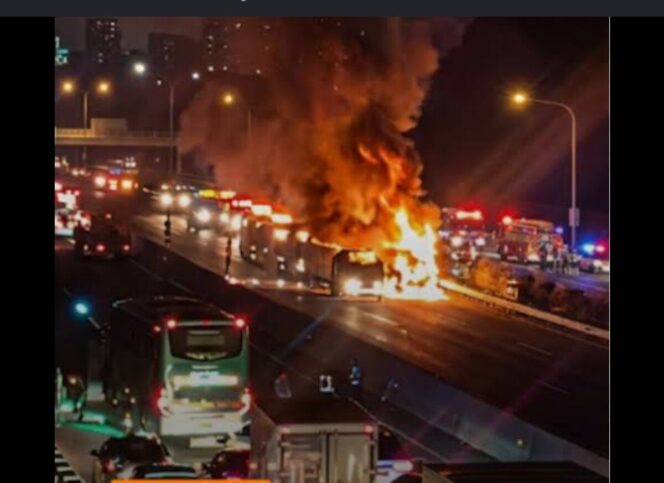 
					Kecelakaan tragis terjadi di tol SUMO, Brio hantam truk pengangkut gas alan cair bertekanan tinggi sehingga terbakar hebat, satu balita meninggal dunia. Foto: ist
