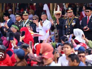 Dedi Mulyadi bikin kejutan lagi. Upacara 17 Agustus 2026 di gedung Sate, Bandung. Deretan kursi VIP,  diduduki oleh rakyat jelata kuli bangunan, petani, nelayan, ojol, tukang sapu. Foto: pemprovjabar.gov