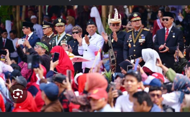 
					Dedi Mulyadi bikin kejutan lagi. Upacara 17 Agustus 2026 di gedung Sate, Bandung. Deretan kursi VIP,  diduduki oleh rakyat jelata kuli bangunan, petani, nelayan, ojol, tukang sapu. Foto: pemprovjabar.gov