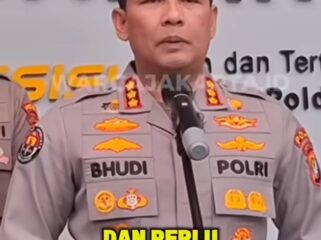 Kepala Bidang Hubungan Masyarakat Polda Metro Jaya, Komisaris Besar Polisi Budhi Hermanto memberi penjelasan kasus rekening Bank Mandiri, milik tokoh AMLB, Supriyono alias Botok. Foto: warta jakarta