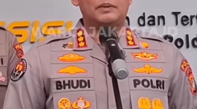 Kepala Bidang Hubungan Masyarakat Polda Metro Jaya, Komisaris Besar Polisi Budhi Hermanto memberi penjelasan kasus rekening Bank Mandiri, milik tokoh AMLB, Supriyono alias Botok. Foto: warta jakarta