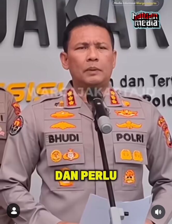 
					Kepala Bidang Hubungan Masyarakat Polda Metro Jaya, Komisaris Besar Polisi Budhi Hermanto memberi penjelasan kasus rekening Bank Mandiri, milik tokoh AMLB, Supriyono alias Botok. Foto: warta jakarta