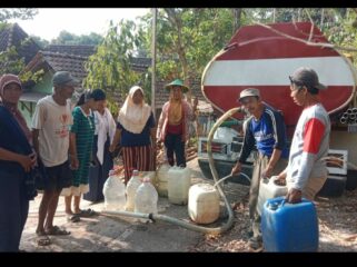 PNIB setiap tahun melakukan bakti sosial berupa bantuan pasokan air bersih ke kawasan Gunung Kidul, DIY. Foto: ist
