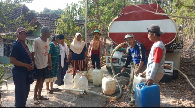 PNIB setiap tahun melakukan bakti sosial berupa bantuan pasokan air bersih ke kawasan Gunung Kidul, DIY. Foto: ist