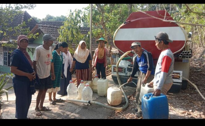 
					PNIB setiap tahun melakukan bakti sosial berupa bantuan pasokan air bersih ke kawasan Gunung Kidul, DIY. Foto: ist