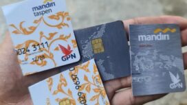 Muncul video aksi potong kartu ATM Mandiri di medsos, pasca polisi melakukan penundaan selsma 5 hari   transaksi rekening Mandiri milik Supriyono alias Botok. Foto: instagram@