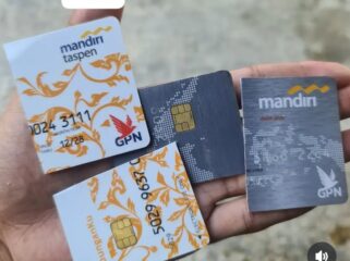 Muncul video aksi potong kartu ATM Mandiri di medsos, pasca polisi melakukan penundaan selsma 5 hari   transaksi rekening Mandiri milik Supriyono alias Botok. Foto: instagram@