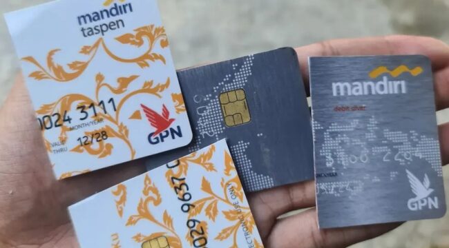 Muncul video aksi potong kartu ATM Mandiri di medsos, pasca polisi melakukan penundaan selsma 5 hari   transaksi rekening Mandiri milik Supriyono alias Botok. Foto: instagram@