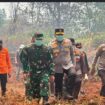 Pangam dan Kapolda Riau turun ke lokasi pemadaman hutan. Foto: Ist