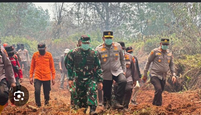 
					Pangam dan Kapolda Riau turun ke lokasi pemadaman hutan. Foto: Ist