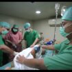 Dokter Novianti dari Untam.pimpin operasi caesar di RSLK Dampek, Manggarai Timur. Foto: ist