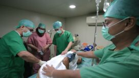 Dokter Novianti dari Untam.pimpin operasi caesar di RSLK Dampek, Manggarai Timur. Foto: ist
