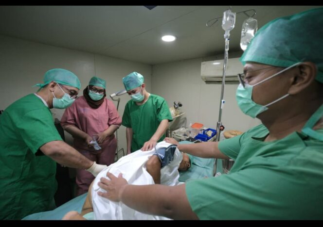 
					Dokter Novianti dari Untam.pimpin operasi caesar di RSLK Dampek, Manggarai Timur. Foto: ist