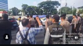 Arus massa terus mengalir ke jalan Gatot Soebroto, Jakarta, di area Senayan, Rabu 26 Agustus 2026. Foto: Indonesia_menyala