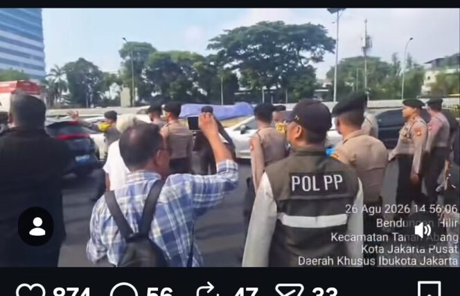 
					Arus massa terus mengalir ke jalan Gatot Soebroto, Jakarta, di area Senayan, Rabu 26 Agustus 2026. Foto: Indonesia_menyala