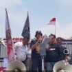 Koordinator AMPB Supriyono alias Botok bersama Teguh bacakan surat jaminan dari Sufmi Dasco bahwa UUR Perampasan Aset Koruptor di pintu gerbang gedung DPR RI, Kamis 27 Agustus 2026. Foto: ist