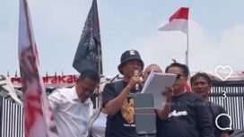 Koordinator AMPB Supriyono alias Botok bersama Teguh bacakan surat jaminan dari Sufmi Dasco bahwa UUR Perampasan Aset Koruptor di pintu gerbang gedung DPR RI, Kamis 27 Agustus 2026. Foto: ist