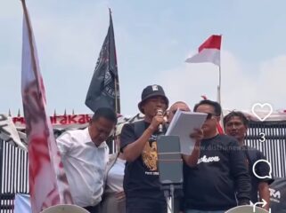 Koordinator AMPB Supriyono alias Botok bersama Teguh bacakan surat jaminan dari Sufmi Dasco bahwa UUR Perampasan Aset Koruptor di pintu gerbang gedung DPR RI, Kamis 27 Agustus 2026. Foto: ist