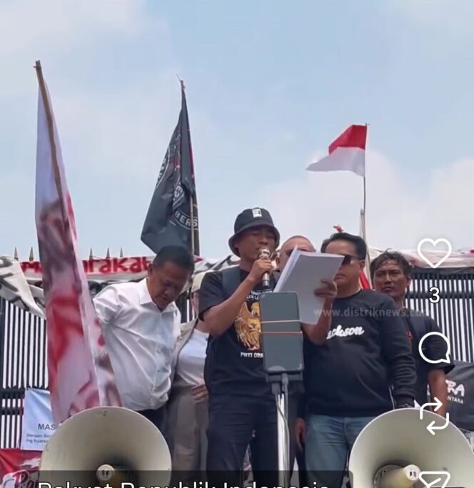 
					Koordinator AMPB Supriyono alias Botok bersama Teguh bacakan surat jaminan dari Sufmi Dasco bahwa UUR Perampasan Aset Koruptor di pintu gerbang gedung DPR RI, Kamis 27 Agustus 2026. Foto: ist