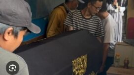 Warga Pejompongan, Jakarta, sedang memakamkan jenazah Bsmbang Setyawan korban penganiayaan dalam aksi ricuh aksi unjuk rasa, 27-28 Agustus 2026. Foyo: ist