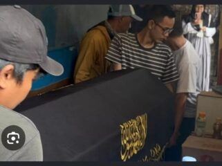 Warga Pejompongan, Jakarta, sedang memakamkan jenazah Bsmbang Setyawan korban penganiayaan dalam aksi ricuh aksi unjuk rasa, 27-28 Agustus 2026. Foyo: ist