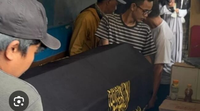 Warga Pejompongan, Jakarta, sedang memakamkan jenazah Bsmbang Setyawan korban penganiayaan dalam aksi ricuh aksi unjuk rasa, 27-28 Agustus 2026. Foyo: ist