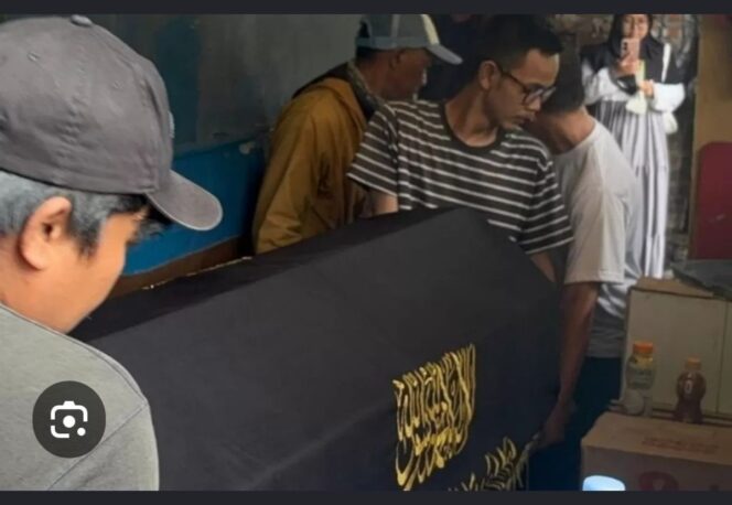 
					Warga Pejompongan, Jakarta, sedang memakamkan jenazah Bsmbang Setyawan korban penganiayaan dalam aksi ricuh aksi unjuk rasa, 27-28 Agustus 2026. Foyo: ist