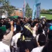 Sejumlah massa berusaha masuk ruang sidang utama Muktamar ke 35 NU, di Jombang. Minggu, 30 Agustus 2026. Foto: ist
