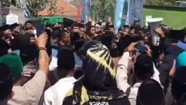 Sejumlah massa berusaha masuk ruang sidang utama Muktamar ke 35 NU, di Jombang. Minggu, 30 Agustus 2026. Foto: ist

