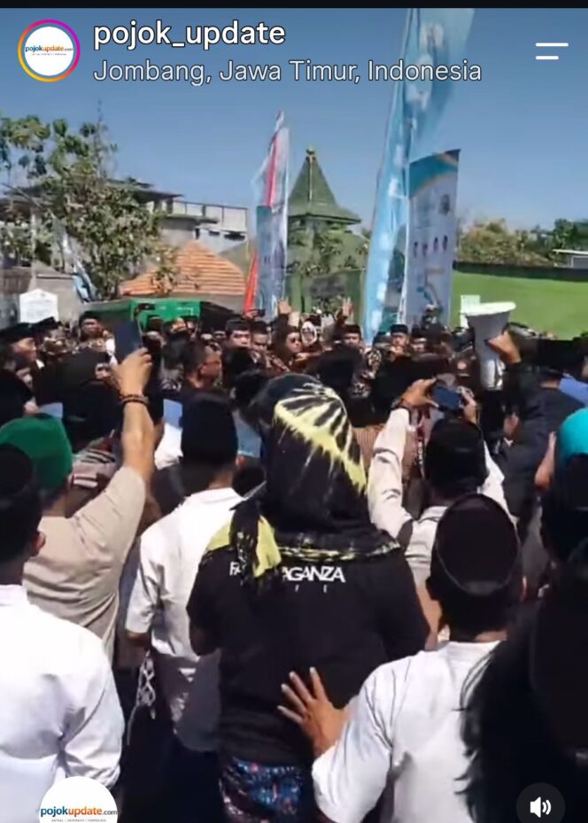 
					Sejumlah massa berusaha masuk ruang sidang utama Muktamar ke 35 NU, di Jombang. Minggu, 30 Agustus 2026. Foto: ist
