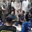 Biro travel PT Annisa Ahmada Travelindo (ITS Group) menelantarkan 196 jamaah umrah di Masjid Alun akun Jombang dan bandara Juanda. Seharusnya sesusi jadwal berangkat Minggu, 30 Agustus 2026. Tetapi tiba tiba dibatalkan pihak travel menyatakan uang sudah habis. Foto: ist