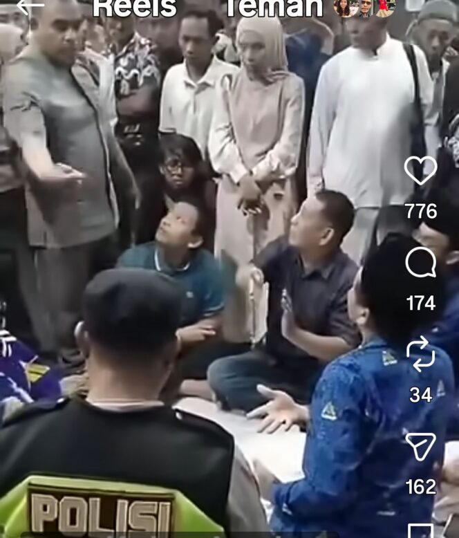 
					Biro travel PT Annisa Ahmada Travelindo (ITS Group) menelantarkan 196 jamaah umrah di Masjid Alun akun Jombang dan bandara Juanda. Seharusnya sesusi jadwal berangkat Minggu, 30 Agustus 2026. Tetapi tiba tiba dibatalkan pihak travel menyatakan uang sudah habis. Foto: ist