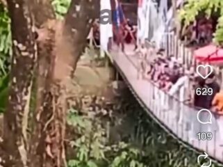 Bupati Pangandara, Jabar, Citra Pitriyami memimpin barisan melintas menyeberangi jembatan bersama sekitar 50 orang lebih sekaligus, Minggu sote, 30 Agustus 2026. Foto: ist