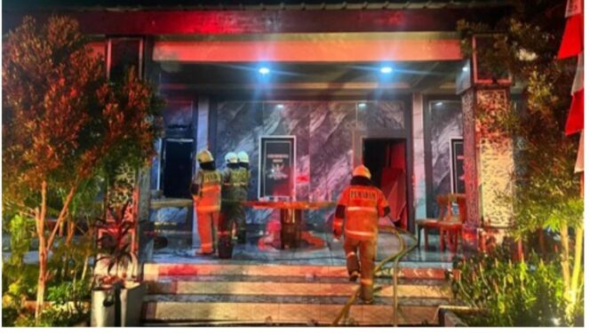 
					Sungguh aneh, Pos Komando (Posko) DPP GRIB di Kedoya, Kebonjeruk, Jakarta, terbakar, Senin dinihari, 31 Agustus 2026. Foto: ist