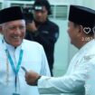 Presiden Prabowo menunjulkkan kartu tanda anggota (KTA) dari Rais Aam KH Mitachyul Akhyar sebelum penutupan Nuktamar ke 35 di Jombang, Senin 32 Agustus 2026. Foto: ist