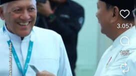 Presiden Prabowo menunjulkkan kartu tanda anggota (KTA) dari Rais Aam KH Mitachyul Akhyar sebelum penutupan Nuktamar ke 35 di Jombang, Senin 32 Agustus 2026. Foto: ist