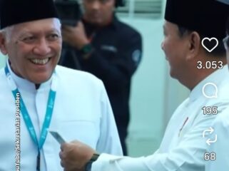 Presiden Prabowo menunjulkkan kartu tanda anggota (KTA) dari Rais Aam KH Mitachyul Akhyar sebelum penutupan Nuktamar ke 35 di Jombang, Senin 32 Agustus 2026. Foto: ist
