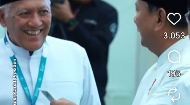 Presiden Prabowo menunjulkkan kartu tanda anggota (KTA) dari Rais Aam KH Mitachyul Akhyar sebelum penutupan Nuktamar ke 35 di Jombang, Senin 32 Agustus 2026. Foto: ist