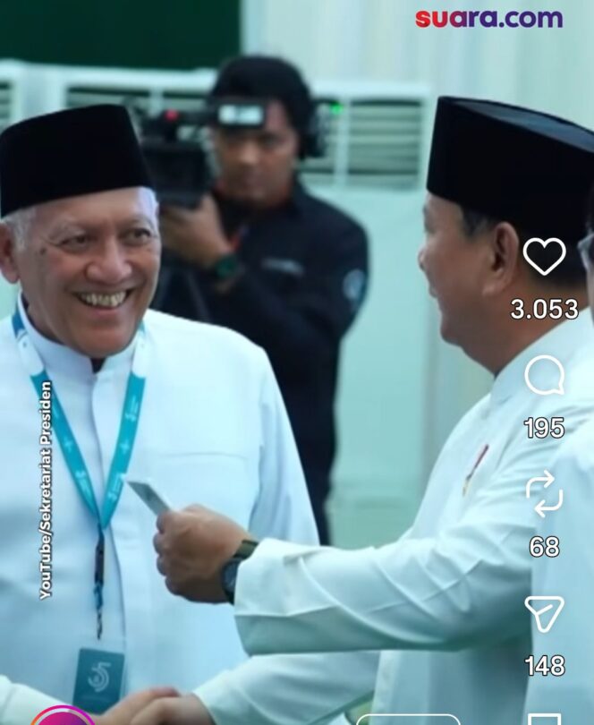 
					Presiden Prabowo menunjulkkan kartu tanda anggota (KTA) dari Rais Aam KH Mitachyul Akhyar sebelum penutupan Nuktamar ke 35 di Jombang, Senin 32 Agustus 2026. Foto: ist