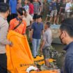 Petugas saat evakuasi jasad bayi perempuan dari sungai setempat, Minggu (30/8/2026)