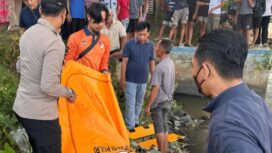 Petugas saat evakuasi jasad bayi perempuan dari sungai setempat, Minggu (30/8/2026)