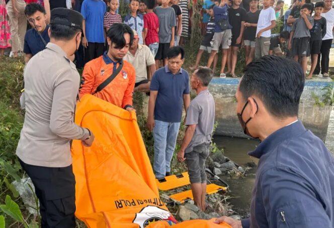
					Petugas saat evakuasi jasad bayi perempuan dari sungai setempat, Minggu (30/8/2026) 