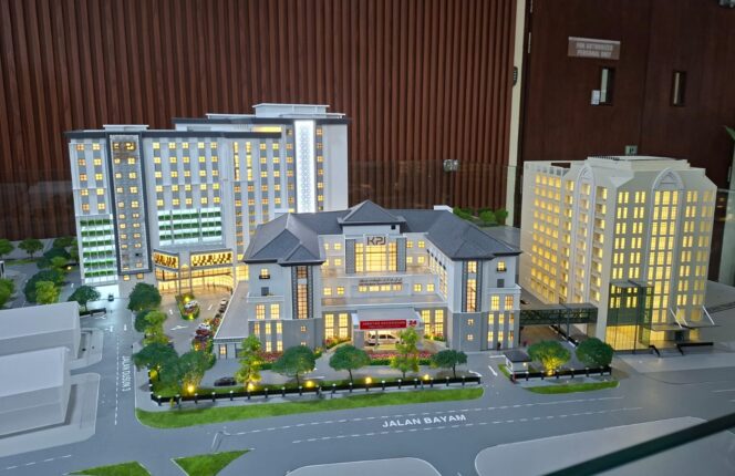 
					Tampak di bagian belakang adalah market gedung baru 13 lantai KPJ Perdana Kota Bharu, Kelantan, Malaysia yang akan beroperasi pada tahun 2030. (Foto: KREDONEWS.COM/ Hadi S Purwanto)