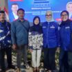 (Tengah) Petempuan bernama Adrin, warga sememi sempat pingsan saat donor darah, bertemu Ketua DPC PD Surabaya, Minggu 28 September 2026. Foto: ist