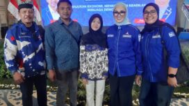 (Tengah) Petempuan bernama Adrin, warga sememi sempat pingsan saat donor darah, bertemu Ketua DPC PD Surabaya, Minggu 28 September 2026. Foto: ist