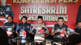 Kapolres Jombang bersama anggota tunjukkan barang bukti yang diamankan