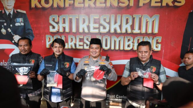 
					Kapolres Jombang bersama anggota tunjukkan barang bukti yang diamankan