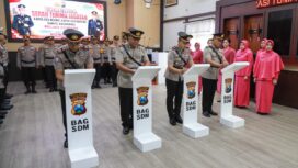 saat prosesi sertiba dua Kapolsek dan Kasihumas Polres Jombang, Selasa (1/9/2026)